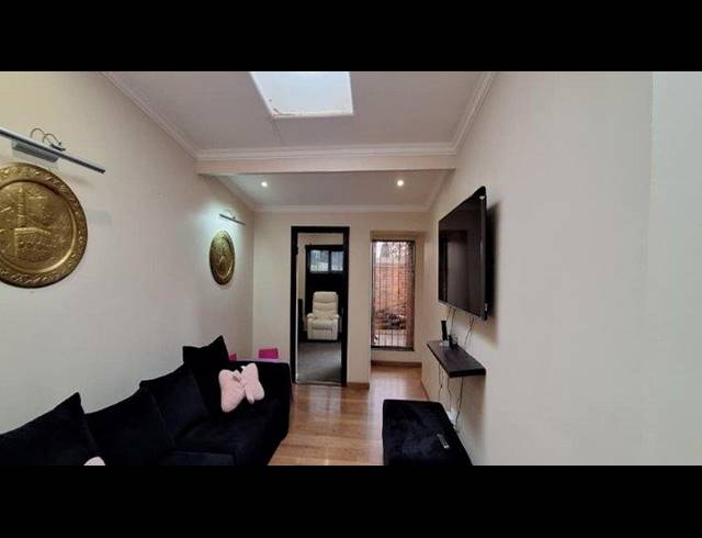 5 BEDROOM HOUSE FOR SALE IN CONSTANTIA KLOOF